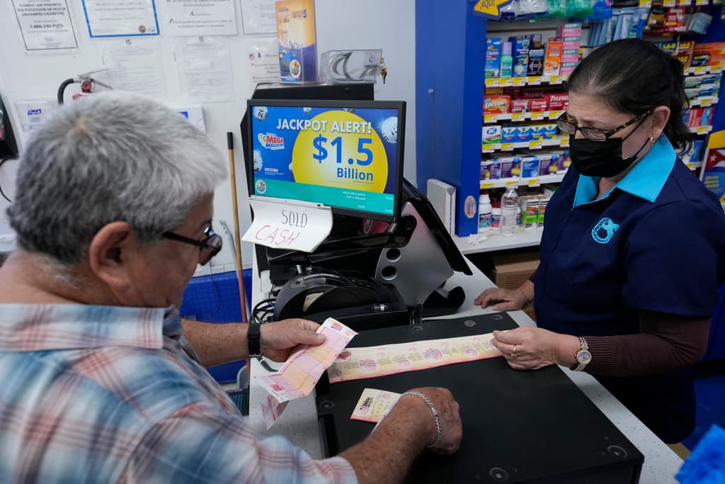 El programa EB-5 permite la residencia permanente a inversionistas, por lo que 
<b>no basta con tener mucho dinero, sino que es necesario invertir y dar empleos,</b> y cumplir con todas las normativas requeridas en materia migratoria.