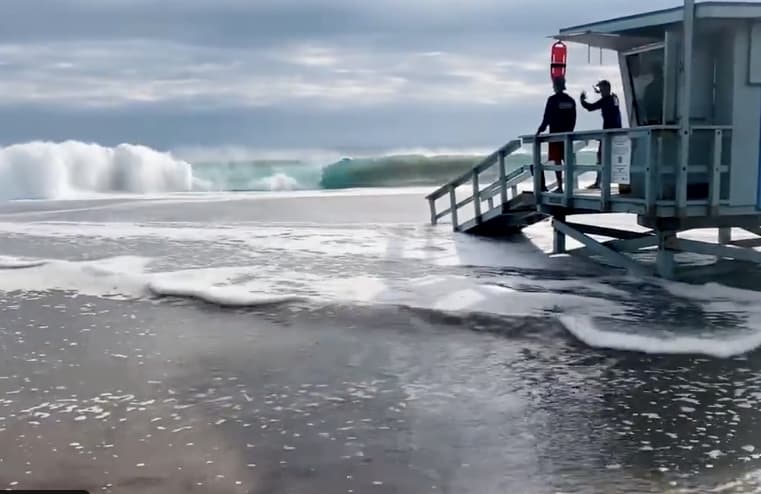 Debido a la resaca y alta marea que se registra en el sur de California, 
<b>el estacionamiento de la playa en Point Dume ha sufrido daños</b> que tardarán en ser reparados.
