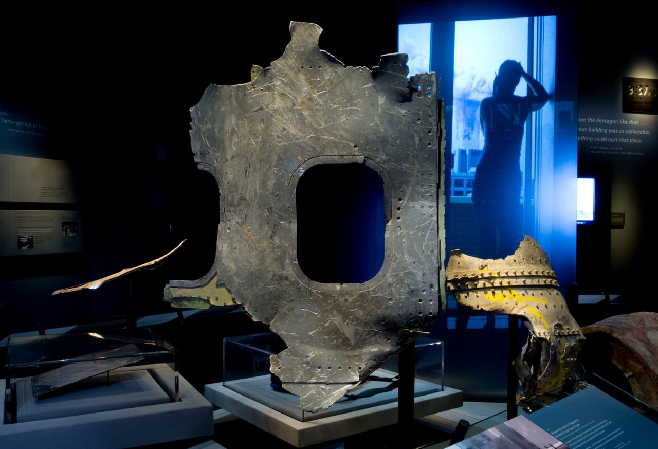 Un pedazo del fuselaje del avión de American Airlines que fue estrellado contra la Torre Norte del World Trade Center. 
<br>
<br>El 
<a href="https://www.911memorial.org/"><u>Museo y Monumento Nacional del 11 de septiembre</u></a>, ha recolectado en 20 años más de 11,000 objetos, desde monumentales hasta diminutos, que documentan el atentado terrorista más mortífero en la historia de Estados Unidos.
<br>
<br>El museo fue construido en el World Trade Center de Nueva York, en la zona donde ocurrieron los ataques, y rinde homenaje a las numerosas víctimas y a todos aquellos que arriesgaron sus vidas para rescatar y salvar a otros.
<br>