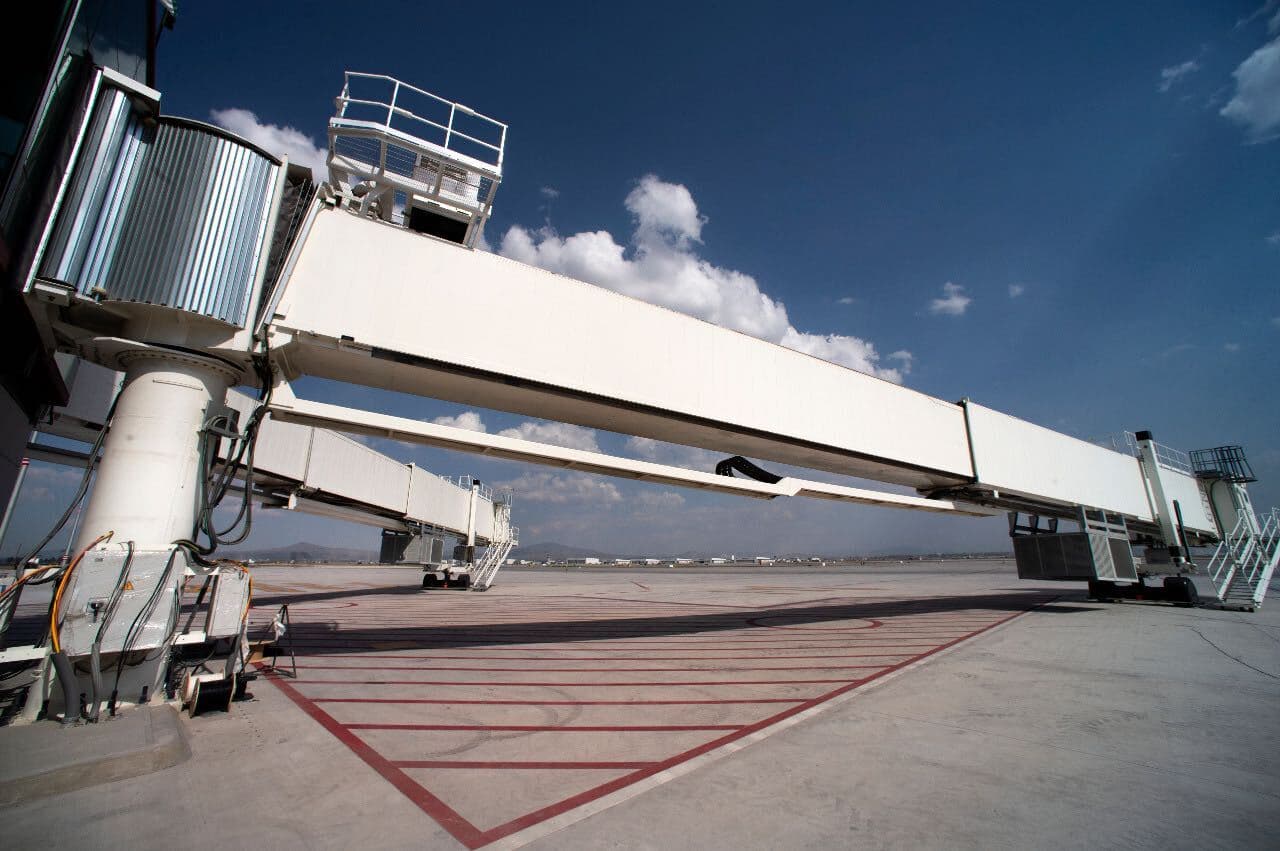 La nueva terminal gestiona de 16 vuelos por día, en parte porque está a una hora y media del centro de la capital mexicana y no hay transporte ferroviario hasta el lugar. El lunes, solo unos 2,000 pasajeros utilizaron la nueva terminal, muy por debajo de los 2.4 millones que el gobierno espera atraer para fin de año y de los 90,000 pasajeros que usan el actual aeropuerto de Ciudad de México. El costo en aplicaciones de transporte ronda entre los 400 y los 900 pesos mexicanos (entre 40 y 45 dólares), de acuerdo con un cálculo del periódico 
<i>El Financiero</i>. De momento, Uber no ofrece un servicio de viaje directo hasta la terminal.