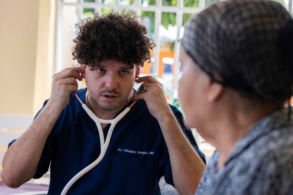  PJ Sin Suela, el rapero que también es médico y va de casa en casa ofreciendo consultas gratis en Puerto Rico
