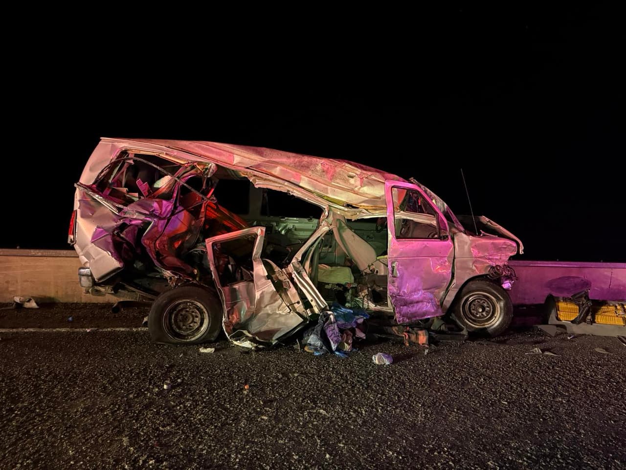 Familiares de los fallecidos pidieron ayuda para que testigos del accidente hablen con las autoridades sobre cómo ocurrió el choque y así poder determinar las responsabilidades.
<br>
<br>La familia de las víctimas dieron de alta una 
<b><a href="https://www.gofundme.com/f/en-memoria-de-diana-lopezestanislao-jaimes-y-pedro-urquiza?attribution_id=sl:b25ba41c-b1a1-4e88-b9f9-f0dc2fb16e06&lang=es_US&utm_campaign=fp_sharesheet&utm_medium=customer&utm_source=facebook" target="_blank">cuenta de Go Fund Me para costear los gastos médicos y funerarios de las víctimas.</a></b>