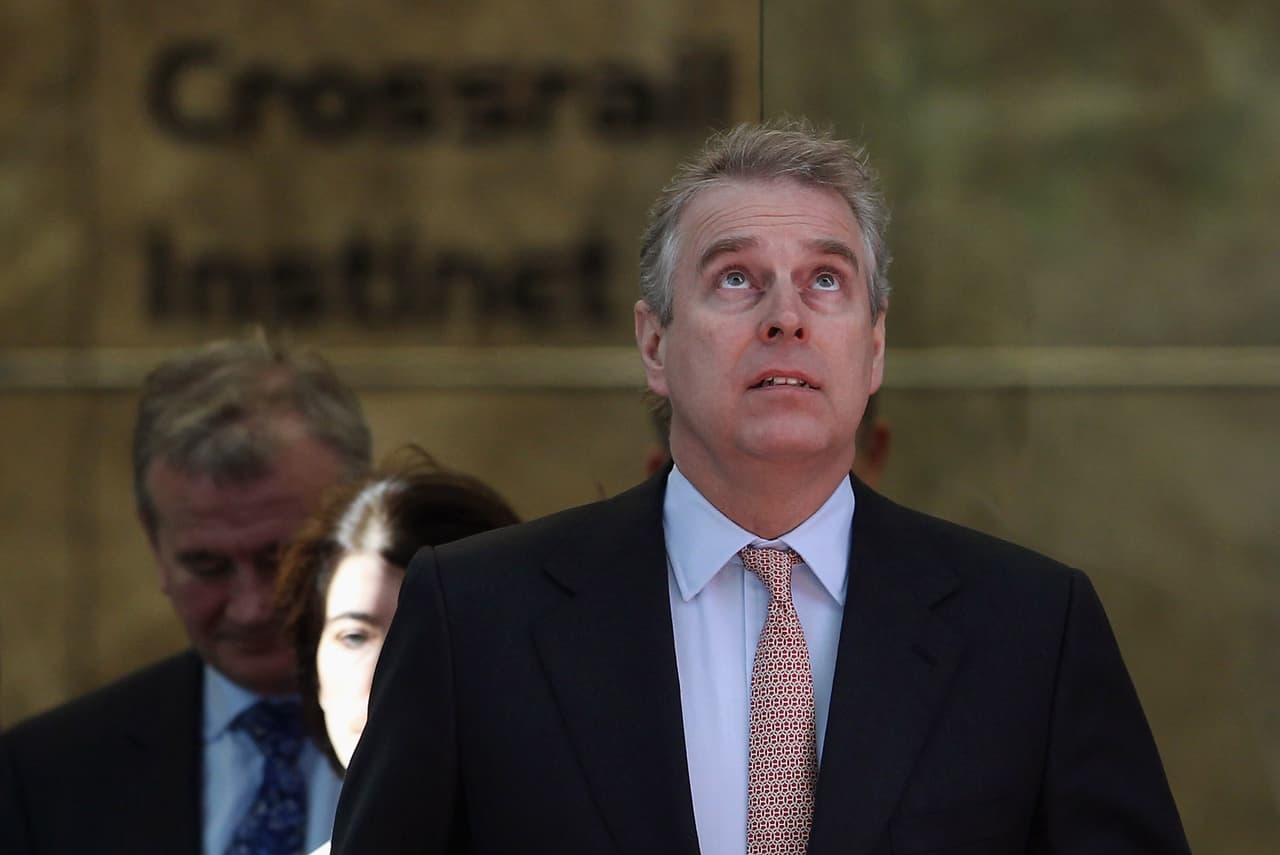 Mike Fisten, un exdetective que investigó el caso, afirma que Epstein tenía 13 números de teléfono del duque de York en una agenda encontrada en su mansión de Palm Beach, Florida.