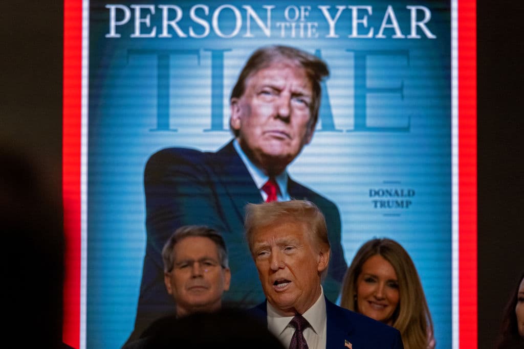 Donald Trump habla en una recepción en la Bolsa de Valores de Nueva York (NYSE) después de ser nombrado 
<a href="https://www.univision.com/noticias/politica/time-nombra-a-donald-trump-persona-del-ano-por-segunda-vez">"Persona del Año" por la revista<i> Time</i> por segunda vez, </a>el 12 de diciembre de 2024 en la ciudad de Nueva York. Trump siguió el evento haciendo sonar la campana de apertura de la NYSE. "El regreso político sin precedentes de Trump lo llevó a la victoria en las presidenciales (...) en las que ganó los siete estados clave y se convirtió en el primer republicano en conseguir el voto popular en 20 años. La plataforma de victoria incluye planes de deportación masiva y reestructuración del gobierno", dijo la revista sobre el nombramiento.