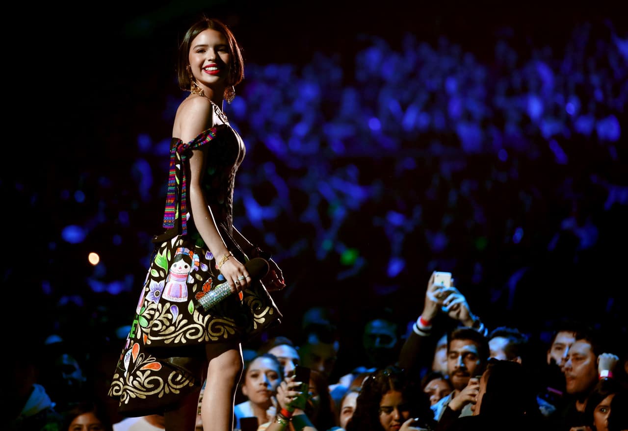 Cuando el pasado enero 
<b><a href="https://www.univision.com/temas/angela-aguilar" target="_blank">Ángela Aguilar</a></b> lanzó al mundo su disco homenaje a Selena, 'Baila esta cumbia', reconoció que lo hizo como "un agradecimiento" porque la cantante la 
<b><a href="https://www.univision.com/local/los-angeles-kmex/edicion-digital-california/la-reconocida-artista-angela-aguilar-presenta-su-nuevo-album-tributo-a-selena-quintanilla-video" target="_blank">"enseñó a bailar y a soñar". </a></b>
<br>