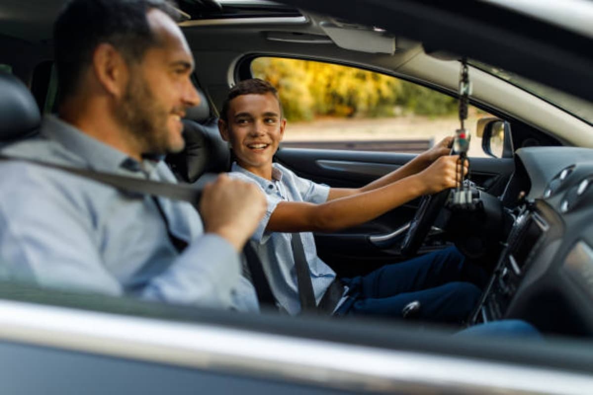 <b>3. Prohibición de menores conductores </b>
<br>
<br>Permitir que un menor sin licencia maneje será considerado delito menor si ocurre un accidente. La medida busca prevenir tragedias viales.