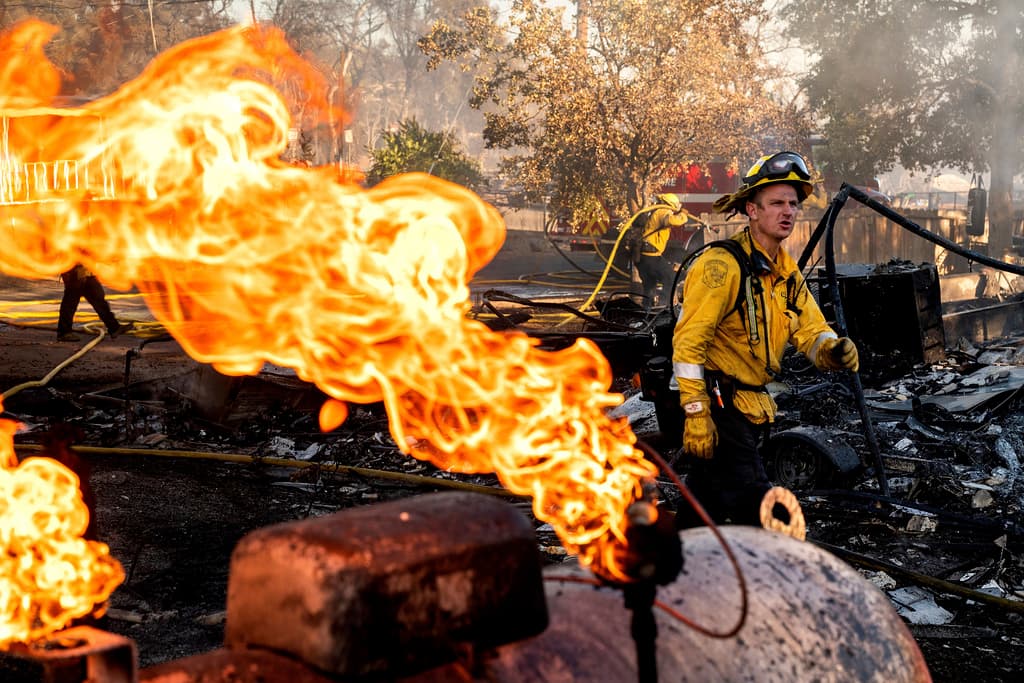 Dos grandes incendios forestales afectan California. Al norte, el incendio Boyles en Clearlake City ha quemado 30 edificios y 50 vehículos, evacuando a 4,000 personas. Al sur, el incendio Line amenaza 36,000 estructuras cerca del Bosque Nacional de San Bernardino. Ambos incendios han causado daños significativos y están parcialmente contenidos, generando preocupación por su rápida expansión y el impacto en las comunidades locales.