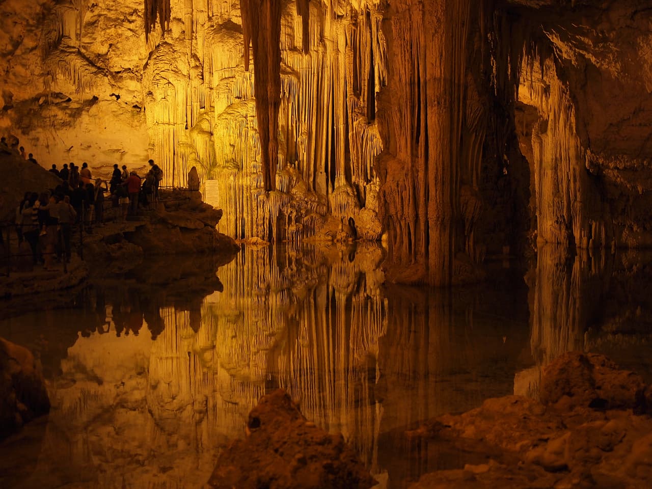 <h3 class="cms-H3-H3">Gruta de Neptuno, Italia</h3>
<br>
<br>También conocida como la cueva de los reflejos, esta cueva tiene un enorme lago en su interior. Fue descubierta por pescadores locales en el siglo XVIII. 
<br>