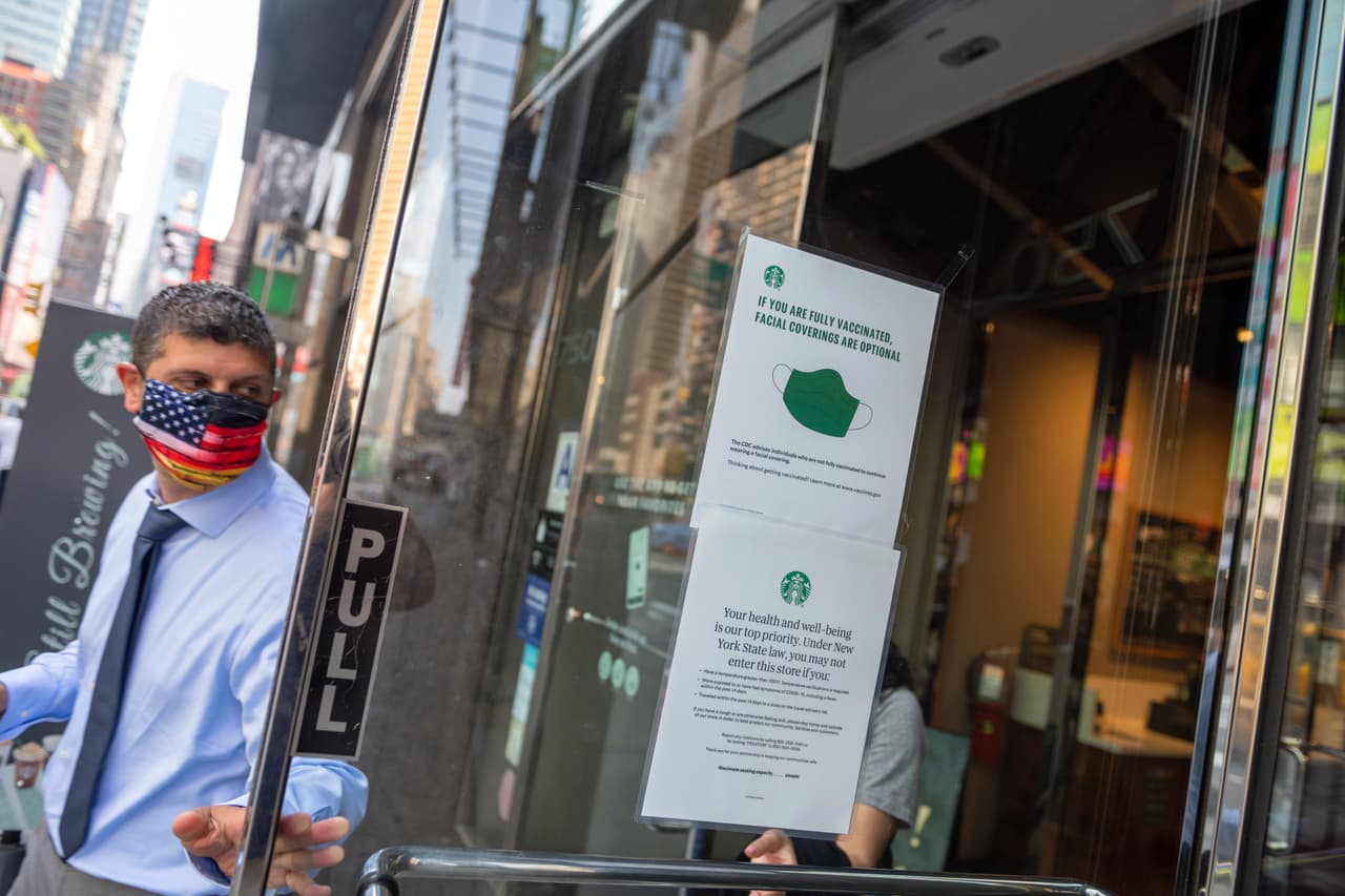 Cualquier entidad no gubernamental que emplee a más de un trabajador en la ciudad de Nueva York debe acatar la orden, esto incluye tiendas, taxis, cualquier oficina compartida y más.