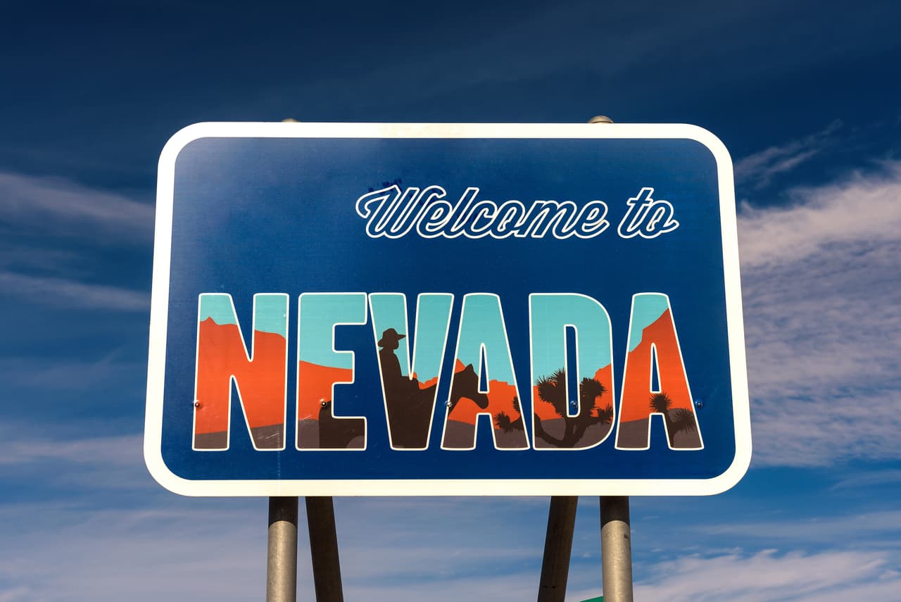 <b>Puesto 18. Nevada</b>
<br>
<br>Costo anual promedio del mantenimiento de un automóvil: 2,846 dólares.
<br>
<br>Costo anual promedio de la revisión de la luz de reparación del motor encendida: 252 dólares en repuestos y 144 dólares en mano de obra.
<br>
<br>Costo anual promedio del seguro: 1,380 dólares.
<br>
<br>Gasto anual en gasolina por cada conductor con licencia en el estado: 1,070 dólares.
<br>
<br>Costo promedio de la gasolina al 20 de junio de 2021: 3.89 dólares por galón.
<br>
<br>Los datos sobre los costos de seguro anuales promedio por estado provienen de insure.com. Como este dato varía con cada persona, el estudio se enfocó en la cobertura completa para un hombre soltero de 40 años, con un historial limpio y buen crédito. Toma en cuenta modelos de autos 2021 entre los más vendidos en el país en enero de 2021.