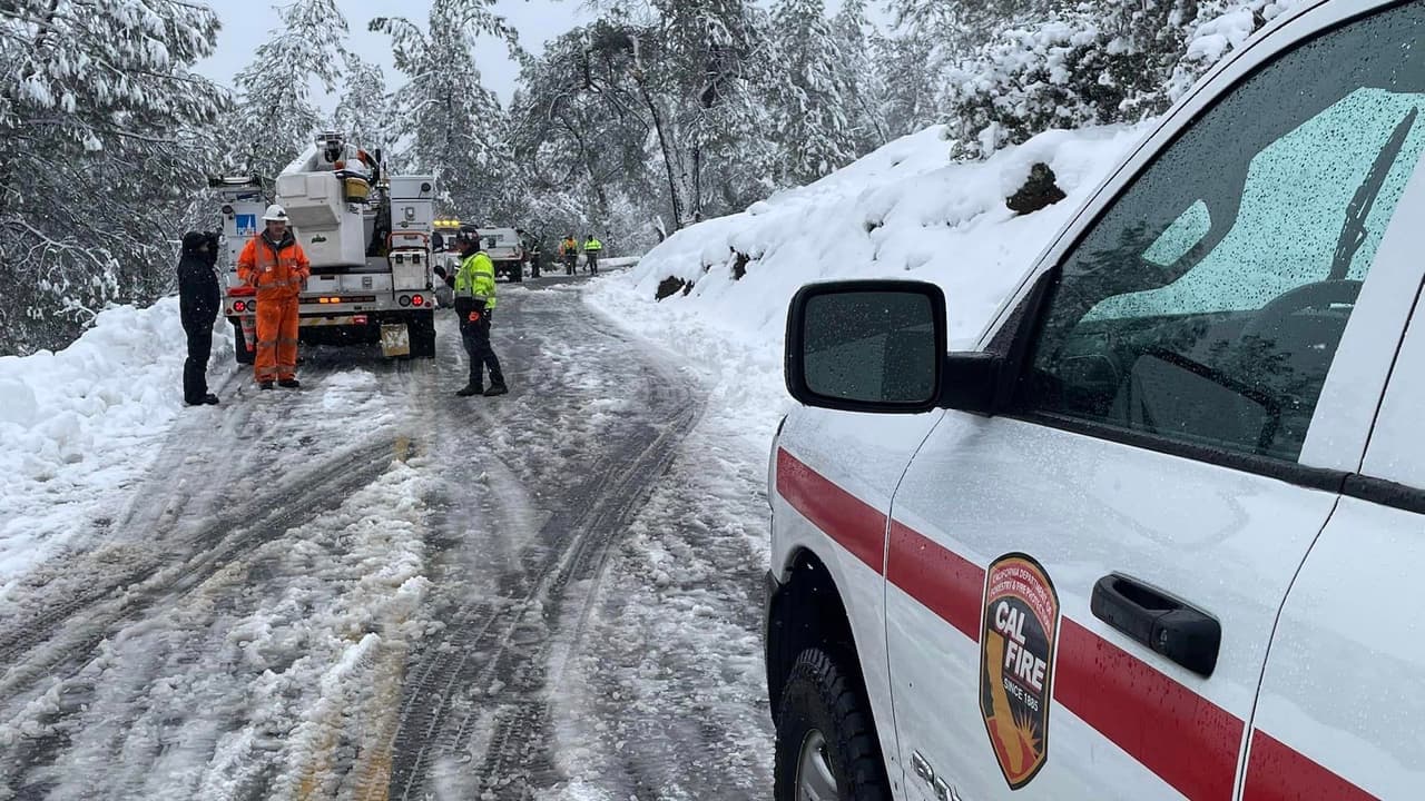 Incluso se han registrado deslizamientos y avalanchas que han bloqueado por completo los caminos, principalmente en las regiones más altas de las montañas, que es donde más pulgadas de nieve se presentan.