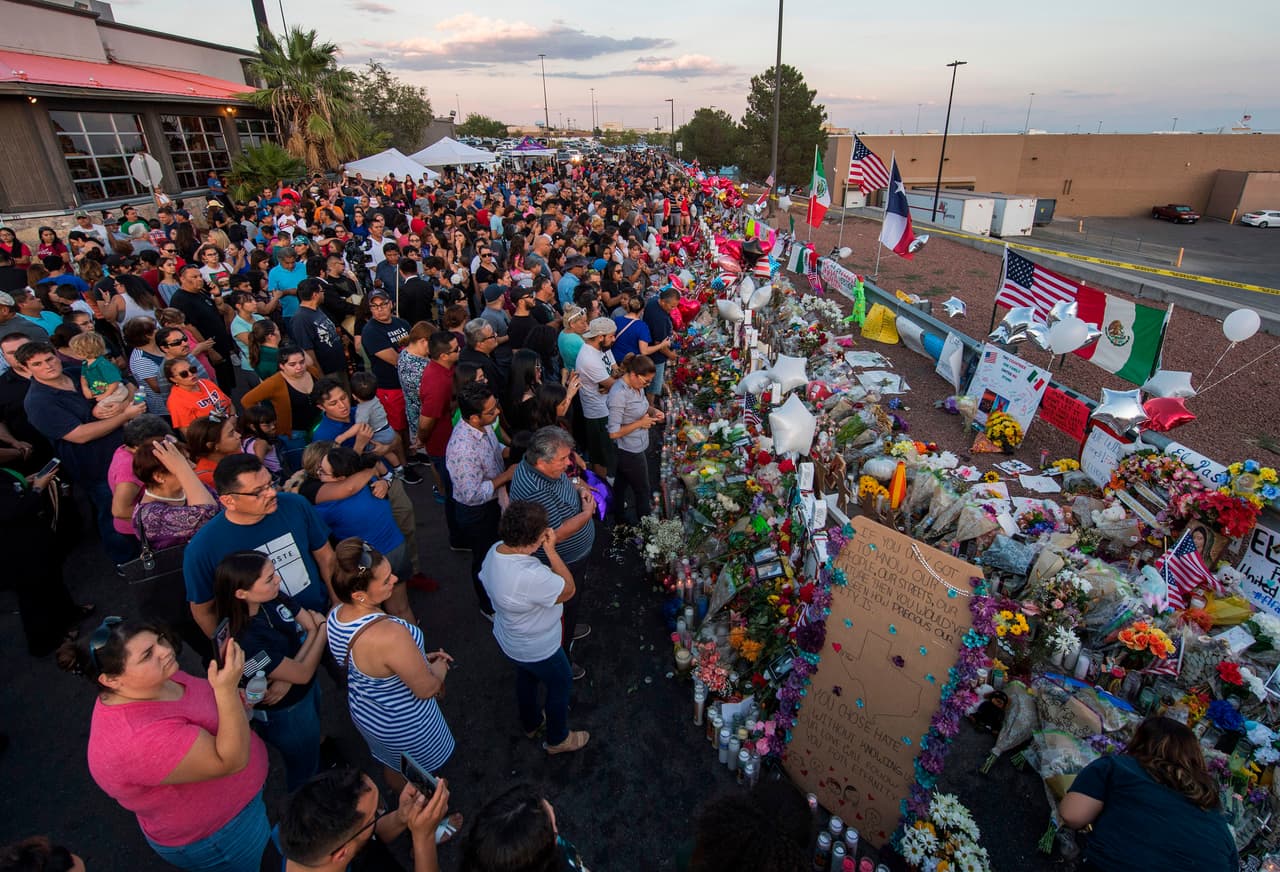 Poco a poco fue creciendo el altar frente al Walmart donde ocurrió 
<a href="https://www.univision.com/noticias/tiroteos/la-comunidad-hispana-de-el-paso-entre-el-miedo-la-vulnerabilidad-y-la-esperanza">la tragedia en El Paso</a>. Mensajes, dibujos, globos, velas y flores alrededor de varias cruces blancas de madera conforman el inmenso monumento en honor a las víctimas. Entre ellas Sarah Esther Regalado Moriel
<b>, </b>de 66 años
<b>,</b> quien fue abatida junto a su esposo, Adolfo Cerros Hernández.