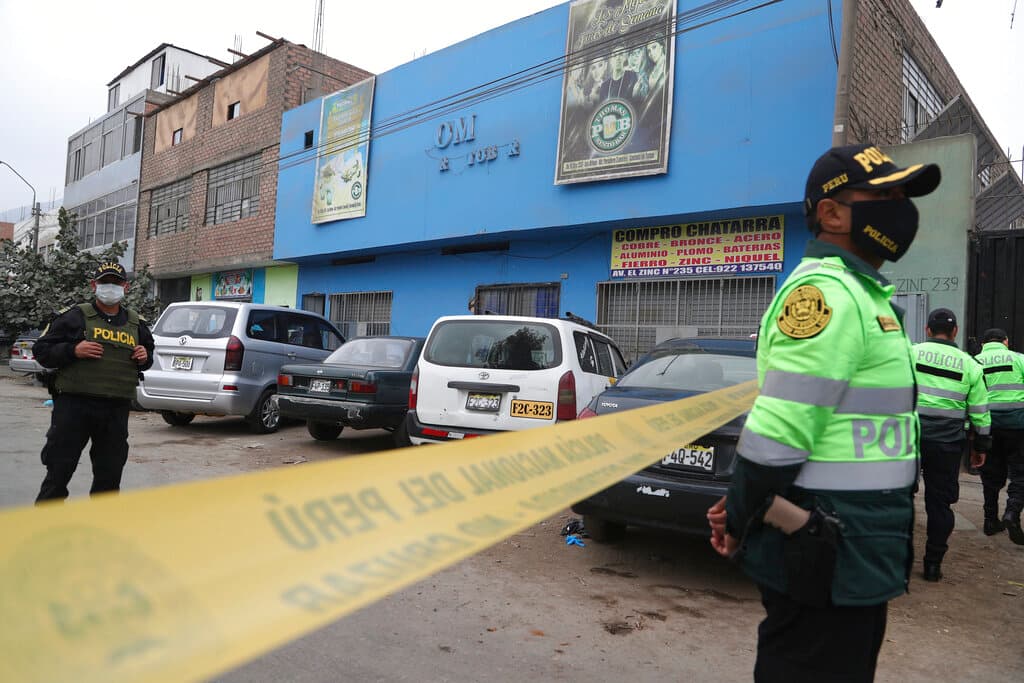 <b>22 de agosto de 2020:</b> Trece personas murieron en una estampida cuando intentaban escapar de un operativo policial en
<a href="https://www.univision.com/noticias/america-latina/tragedia-en-peru-policia-interrumpe-fiesta-en-una-discoteca-y-la-estampida-provoca-13-muertos">una fiesta clandestina en el distrito Los Olivos de Lima, Perú,</a> en plena pandemia e incumpliendo la prohibición de reuniones sociales y el toque de queda. 
<a href="https://www.univision.com/noticias/america-latina/11-de-los-13-jovenes-que-murieron-en-la-estampida-de-una-discoteca-en-peru-tenian-coronavirus">11 de los fallecidos dieron positivo al covid-19</a>.