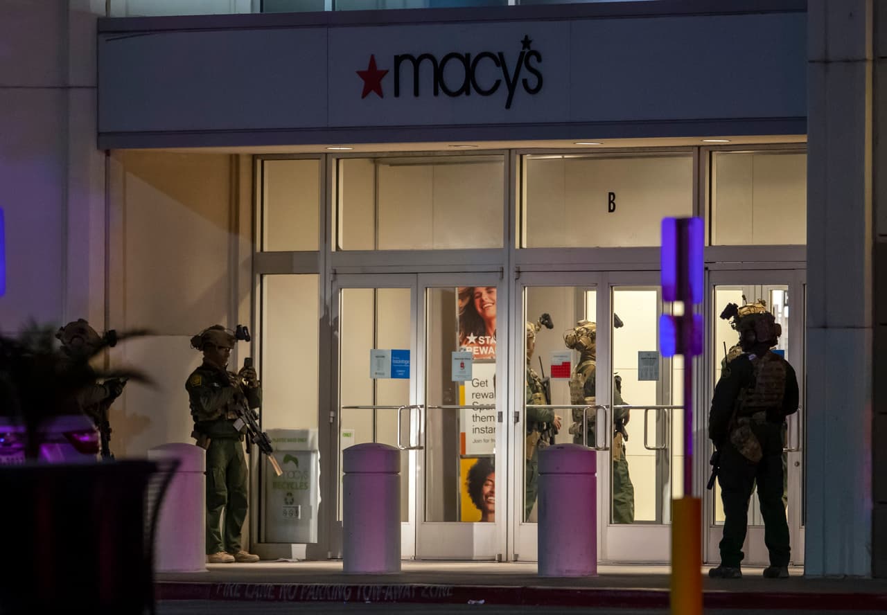 Las tiendas del centro comercial y las puertas de seguridad permanecieron cerradas mientras los agentes de la Policía esperaban accesar al establecimiento.
<br>
