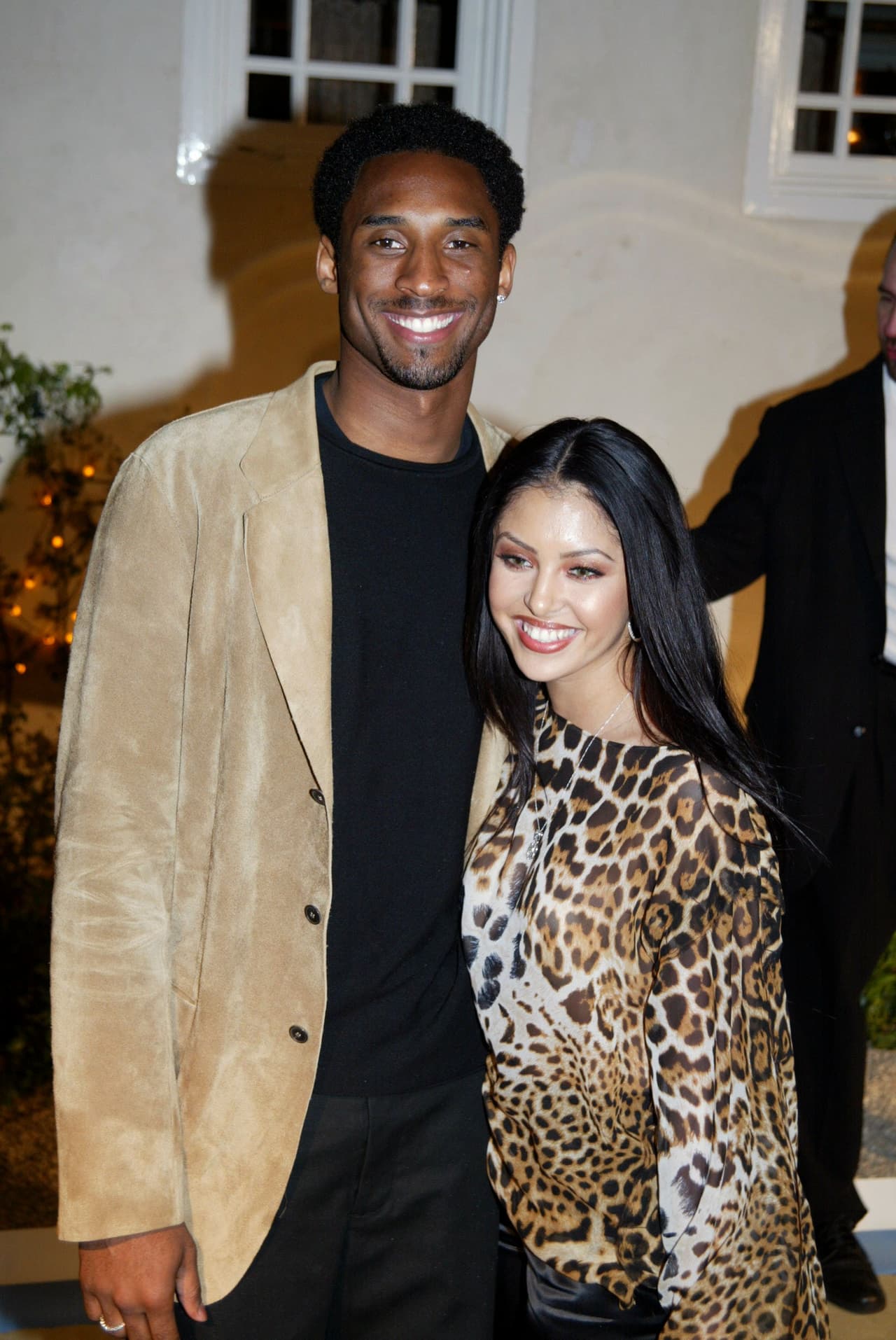 Su noviazgo duró menos de un año.
<b> <a href="https://www.univision.com/local/los-angeles-kmex/quien-es-vanessa-la-hispana-que-robo-el-corazon-de-kobe-bryant" target="_blank">A seis meses de haberla conocido, Kobe le propuso matrimonio</a></b>. Se casaron en 2001, 
<b><a href="https://www.univision.com/shows/despierta-america/el-amor-de-mi-vida-y-mi-mejor-amigo-asi-fue-la-historia-de-amor-entre-kobe-bryant-y-su-esposa-vanessa-video" target="_blank">sin la presencia de los padres de Kobe</a>,</b> se rumoró que no aprobaban que la futura esposa fuera latina.