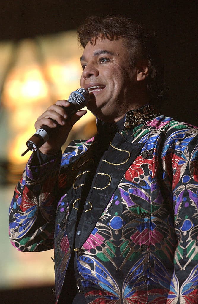 Así, con una chamarra de colores y flores que parecía sacada de una tienda vintage de los 80, apareció en 2002 Juan Gabriel cantando en el Dodger Statium de Los Angeles, California. Desafiando todos los códigos de la moda e incluso de los géneros este artista supo imponer su propio código de vestido.