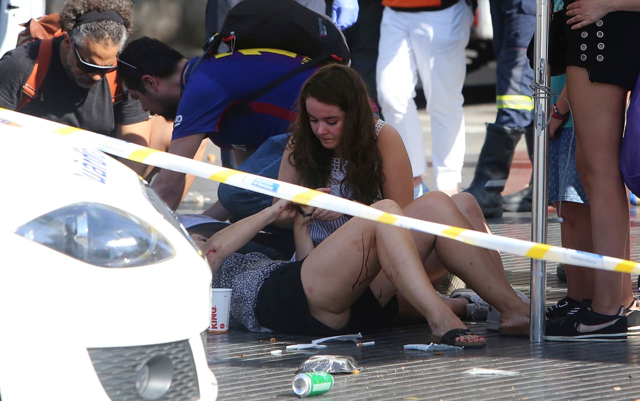 Personas heridas tendidas en el suelo en la Rambla. Decenas de heridos fueron llevados a centros de atención médica cercanos.