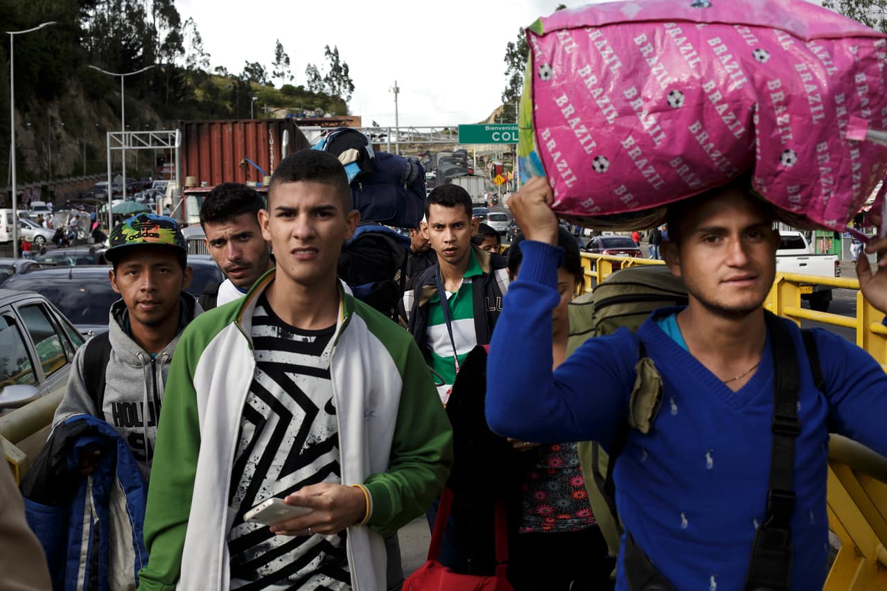 “Por favor no trate de cruzar la frontera, es peligrosísima y una vez que llegue a los Estados Unidos no le van a dejar entrar con los beneficios que ustedes están buscando”, dijo el diplomático.