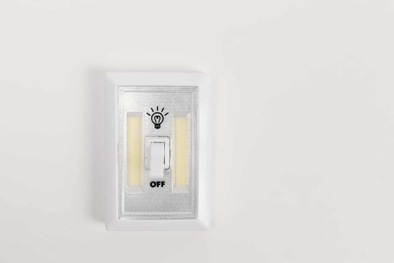 También recomiendan instalar bombillas de diodo emisor de luz (LED). Los LED con calificación ENERGY STAR usan al menos un 75% menos de electricidad, generan menos calor y duran aproximadamente 50 veces más que las bombillas incandescentes normales.