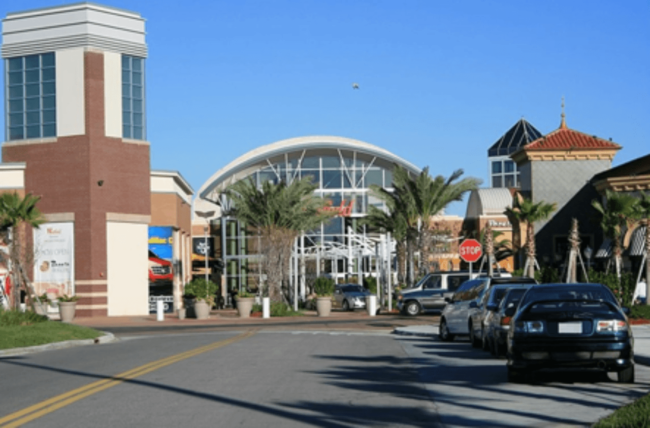 <h3 class="cms-H3-H3">16. Brandon, Florida</h3>
<br>
<br>👉 
<b>Población de origen extranjero (2020): </b>17.1% (+4.5% desde 2016)
<br>
<br>👉 
<b>Mayor grupo de inmigrantes:</b> cubanos.
<br>
<br>👉 
<b>Otros grupos de inmigrantes: </b>hindúes, dominicanos, venezolanos.
<br>
<br>👉
<b> Población total: </b>115,909 habitantes.
<br>