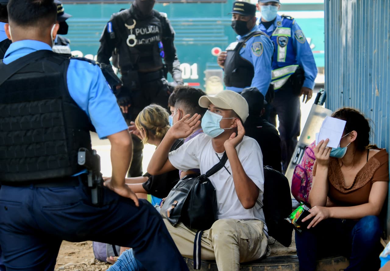 El sábado pasado, los gobiernos de México y Guatemala lanzaron 
<a href="https://www.univision.com/noticias/inmigracion/guatemala-mexico-preparan-frenar-caravana-migrantes">un operativo conjunto en la frontera común con militares y policías</a> para frenar el éxodo de migrantes. Desde el sábado, Guatemala envió agentes y tropas a la frontera de Tecún Uman para detener la marcha. Y México, a su vez, movilizó personal operativo “para salvaguardar los derechos e integridad de las personas migrantes de diferentes naciones centroamericanas, particularmente de los menores de edad”.