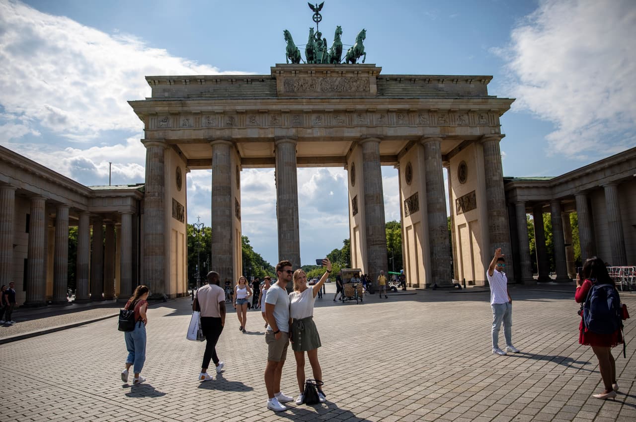 <h3 class="cms-H3-H3">21. Alemania</h3>
<br>
<br>🌎 
<b>Renta Nacional Bruta (RNB) per cápita:</b> $55,220
<br>
<br>🌎 
<b>Producto Interno Bruto (PIB) de 2020: </b>$4.5 billones.
<br>
<br>🌎
<b> Población: </b>83.2 millones.
<br>
<br>🌎 
<b>Esperanza de vida: </b>80.9 años
<br>