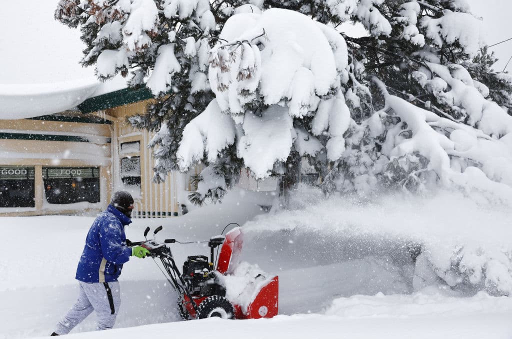 El Servicio Meteorológico Nacional ha pronosticado que las condiciones mejorarán a medida que los vientos se debiliten el domingo, pero también ha advertido sobre el regreso de las lluvias, con fuertes nevadas en algunas áreas.