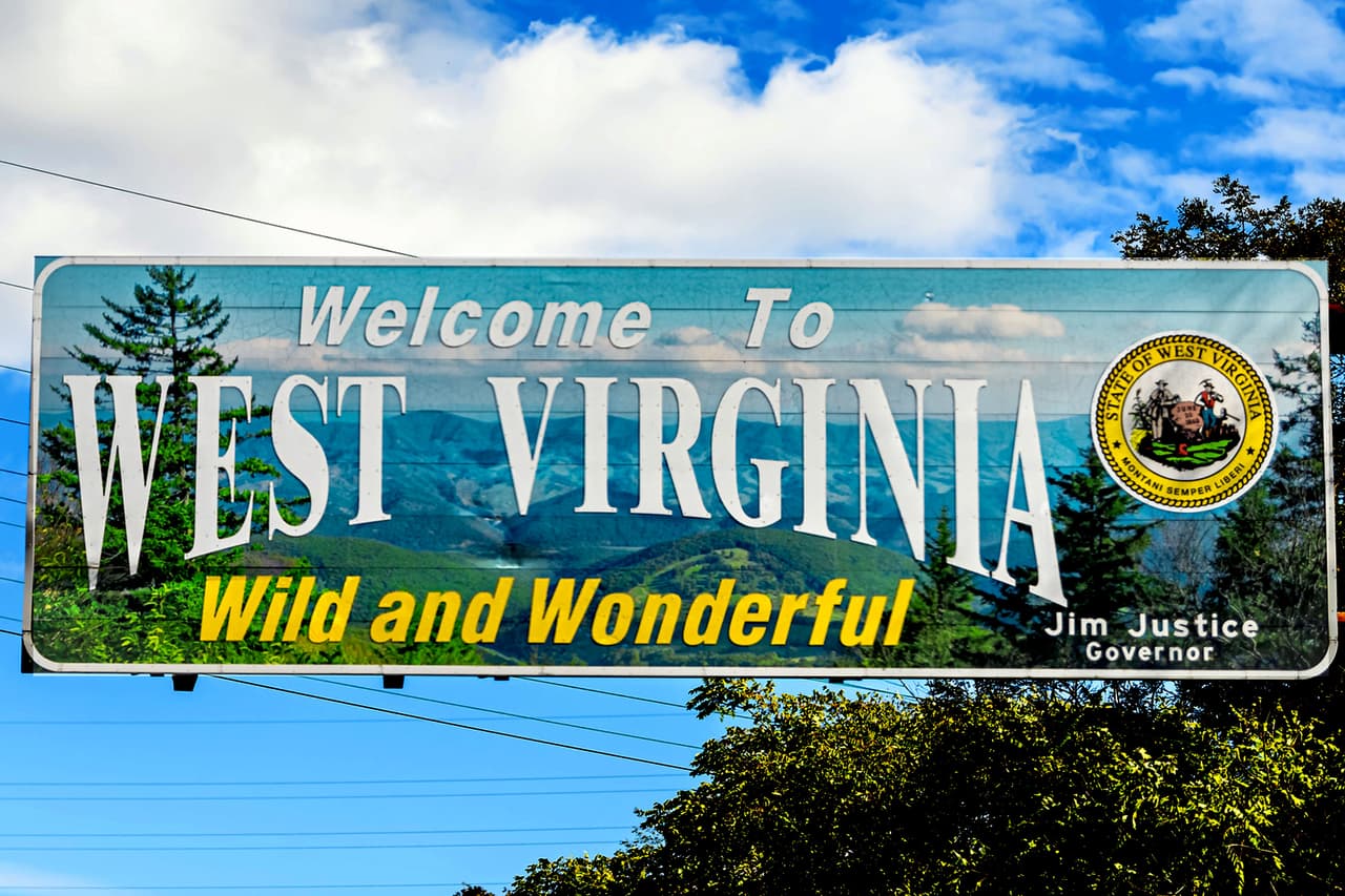 <b>Puesto 21. Virginia Occidental</b>
<br>
<br>Costo anual promedio de la propiedad de un automóvil: 2,812 dólares. 
<br>
<br>Costo promedio de la reparación cuando se enciende una luz de advertencia del motor: 228 dólares en repuestos y 149 dólares en mano de obra. 
<br>
<br>Costo anual promedio del seguro: 1,299 dólares.
<br>
<br>Gasto anual promedio en gasolina de cada conductor con licencia en el estado: 1,136 dólares. 
<br>
<br>Costo promedio de la gasolina en febrero de 2022: 3.3 dólares por galón. 
<br>
<br>Para realizar este ranking, el portal 24/7 Wall St utilizó los datos más recientes de la Administración Federal de Carretera y la Agencia de Protección Ambiental, entre otras fuentes. Los precios actuales de la gasolina provienen de AAA (gasprices.aaa.com).