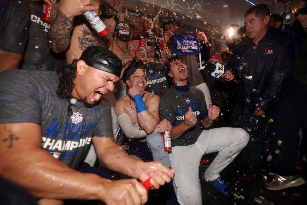 Para todos los jugadores el resultado de su esfuerzo fue digno de celebrar y lo hicieron bañándose en champagne.
<br>
