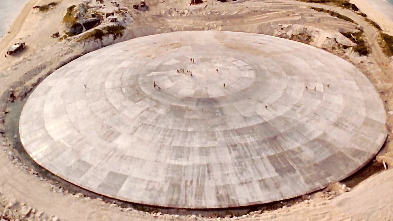 Esta fotografía tomada por la Agencia Nuclear de Defensa EEUU en 1980 muestra el enorme domo. Se utilizó el cráter dejado por la prueba nuclear 'Cactus', una de las 43 explosiones realizadas en el atolón de coral Enewetak, en el archipiélago de las Islas Marshall, en el Océano Pacífico, entre 1946 y 1958.