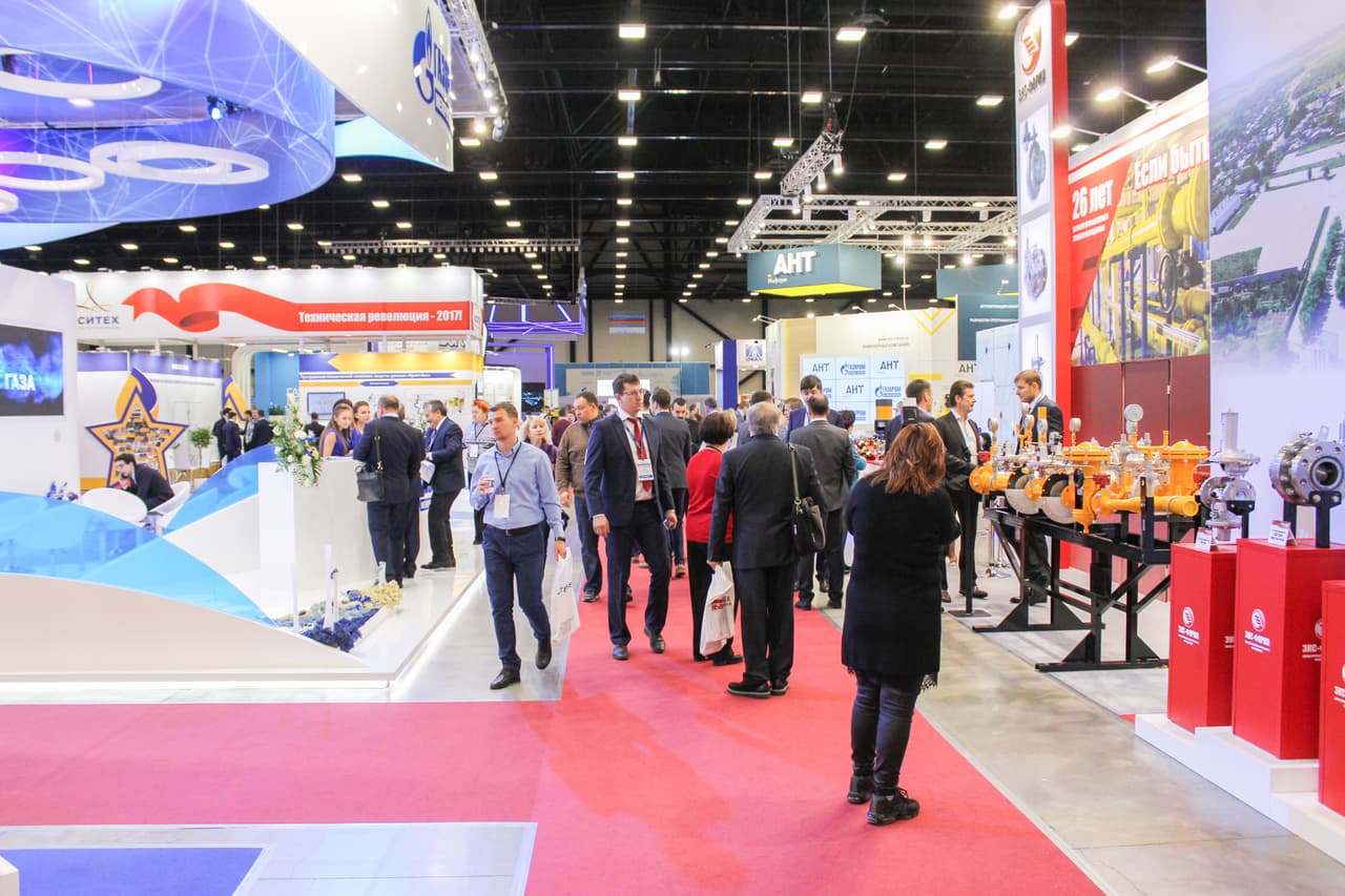 <b>Convenciones.</b> Conferencias, exposiciones y ferias de todo tipo han sido canceladas. Facebook y Google tuvieron que suspender sus convenciones y muchas reuniones del mundo de la tecnología y otras áreas se han pospuesto o cancelado, lo que ha costado millones a las economías locales. La suspensión de estas ferias podría devastar una industria de 55,000 personas en EEUU.