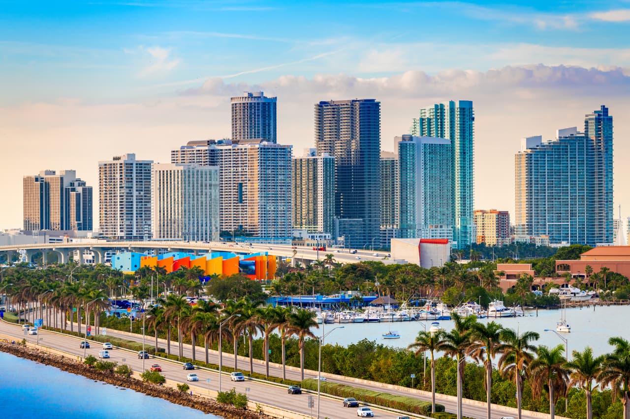 <h3 class="cms-H3-H3">11. Miami-Fort Lauderdale-West Palm Beach, Florida</h3>
<br>
<br>➡️ 
<b>Precio promedio, mayo 2022:</b> $627,000
<br>
<br>➡️ 
<b>Aumento en el precio promedio, de mayo de 2021 a mayo de 2022: </b>+45.9%
<br>
<br>➡️ 
<b>Promedio de días que dura una casa en el mercado:</b> 37
<br>
