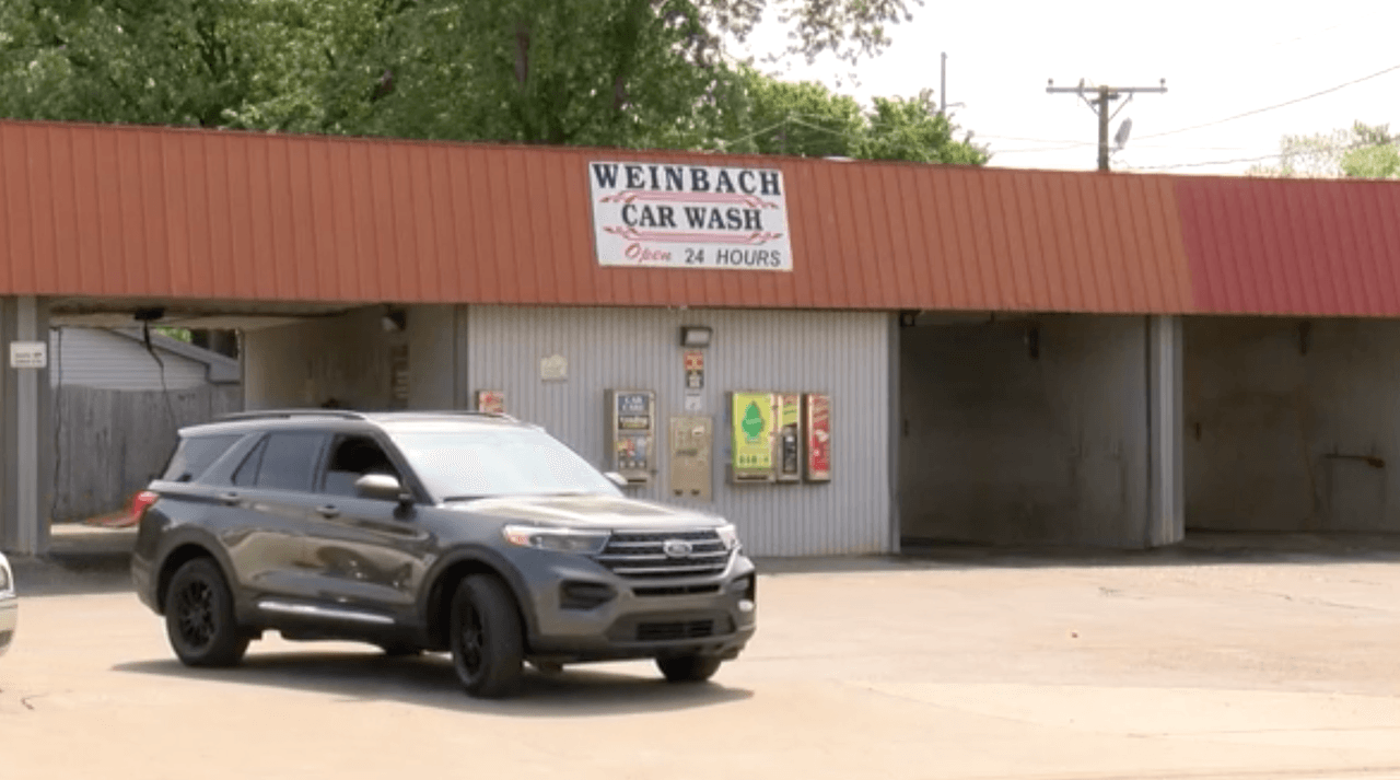 Caso Vicky White y Casey White. Además recibieron una pista de que un hombre que se parecía mucho a White había sido grabado por una cámara de vigilancia en un auto lavados saliendo de la camioneta Ford F-150 2006.