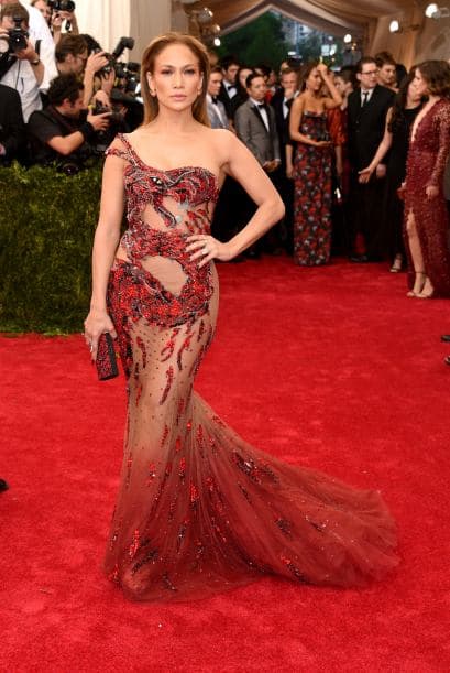 Jennifer Lopez lució sus curvas con un vestido en nude y un dragón rojo que sobre salía de su vestido.
