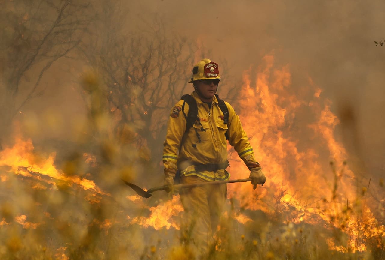 Evita ir hacia cañadas, barrancos u hondonadas, y por ningún motivo intentes escapar cuesta arriba, especialmente cuando el fuego asciende por la ladera.
<br>