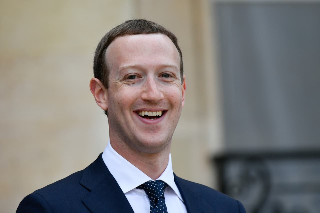 <b>Puesto 2. Mark Zuckerberg. </b>Es cofundador y CEO de Facebook, la plataforma de redes sociales más grande del mundo. Asistió a la Universidad de Harvard pero nunca se graduó. Se retiró después de lanzar la primera versión de Facebook y ver su éxito casi instantáneo. Tiene un patrimonio neto estimado de 102 mil millones de dólares. 
<a href="https://www.univision.com/noticias/mark-zuckerberg-la-historia-de-facebook-en-fotos-fotos"><u>Vea aquí la historia de Facebook en fotos</u></a>.
<br>