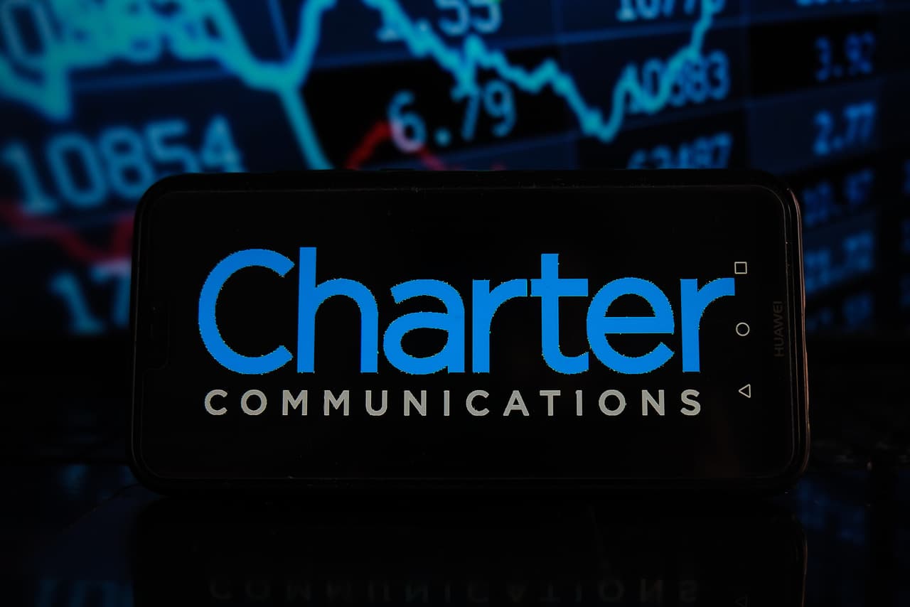 <b>Charter Communications</b>.
<br>
<br>Esta compañía estableció su salario mínimo en 15 dólares por hora en 2018, y en abril de 2020, anunció que lo llegaría a 20 en 2022. Con aumentos anuales de 1,50 dólares por hora. Alcanzó 18 dólares por hora en marzo de este año. 
<br>
<br>
<a href="https://www.univision.com/noticias/dinero/cadenas-tiendas-restaurantes-locales-cerrados-pandemia-estados-unidos-fotos-fotos"><u>Vea aquí las cadenas gigantes que han cerrado más tiendas desde la llegada de la pandemia</u></a>
<br>