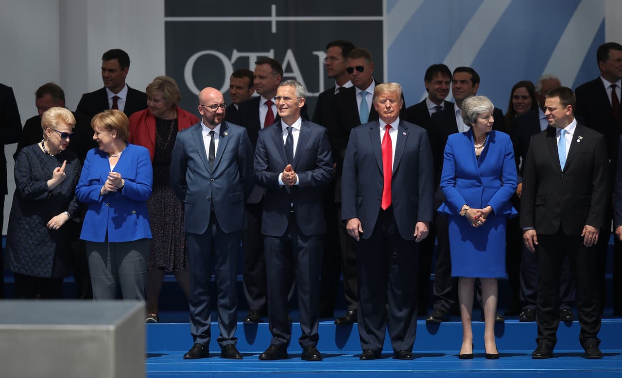 Este instante muestra a un Trump rodeado de otros líderes, pero solo porque no interactúa con ellos. Muchos ven similitudes con la también 
<a href="https://www.univision.com/noticias/politica/esta-sola-foto-resume-la-incomoda-cumbre-del-g-7-en-canada" target="_blank">foto viral de la última reunión del G-7 en Canadá, cuando Trump estaba sentado</a>, rodeado de los otros líderes que estaban de pie.