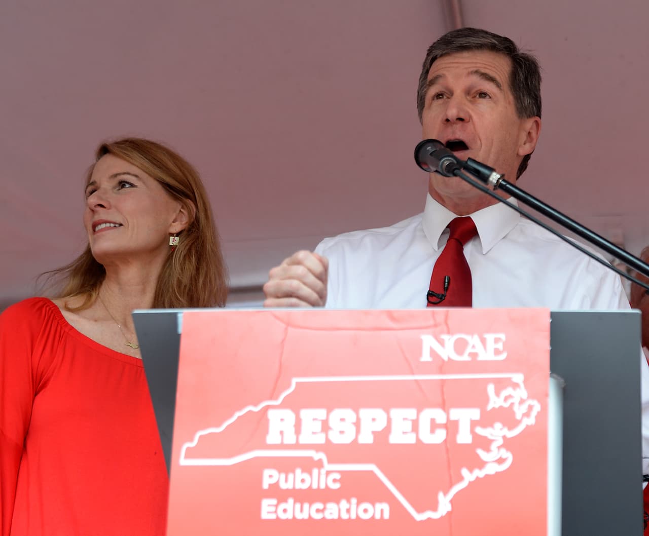 ✅ 
<b>Carolina del Norte |</b> FEMA anunció el 21 de agosto la aprobación de los fondos a este estado. En la imagen, su gobernador, el demócrata Roy Cooper, en un evento el 16 de mayo del 2018.