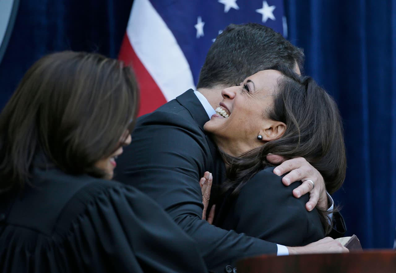 Luego de dos mandatos como fiscal de distrito, Harris fue elegida en 2011 fiscal general del estado de California, la primera mujer de madre asiática y la primera afroestadounidense en obtener ese cargo. En la fotografía, Harris abraza a su esposo Douglas Emhoff, después de prestar juramento como fiscal general estatal.