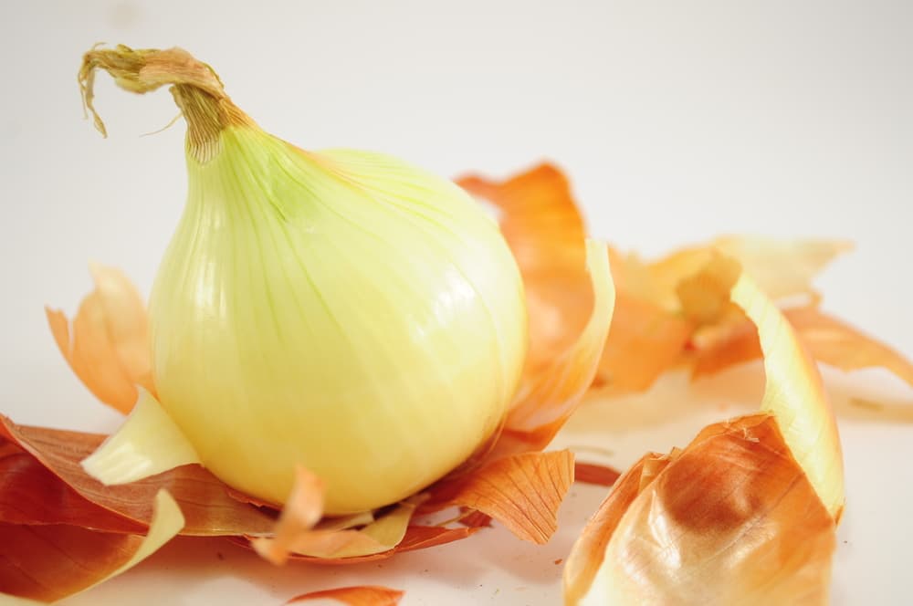 Esto también viene de otras culturas, como por ejemplo, en Hungría y otros países, se supone que las pieles de cebolla se quemaban durante el parto para proteger a la madre y el bebé de cualquier mal de ojo o hechizo, así como espíritus malignos que ronden por ahí.