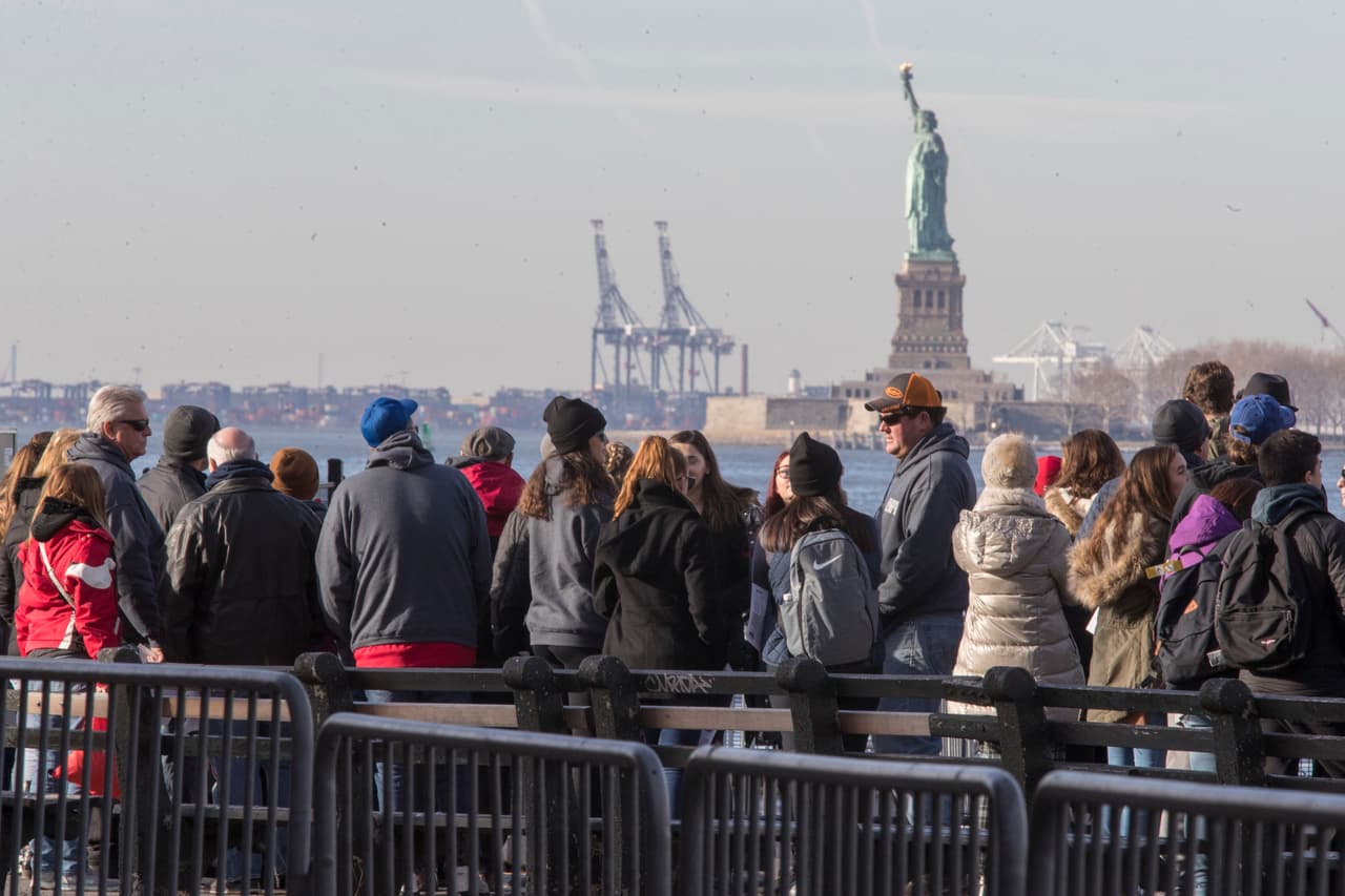 Visitantes esperaban para abordar un ferry que los pasearía por los alrededores de la Estatua de la Libertad y Ellis Island, pero ninguna estaba abierta el 20 de enero debido al 
<a href="https://www.statuecruises.com/">cierre del gobierno el viernes</a>.