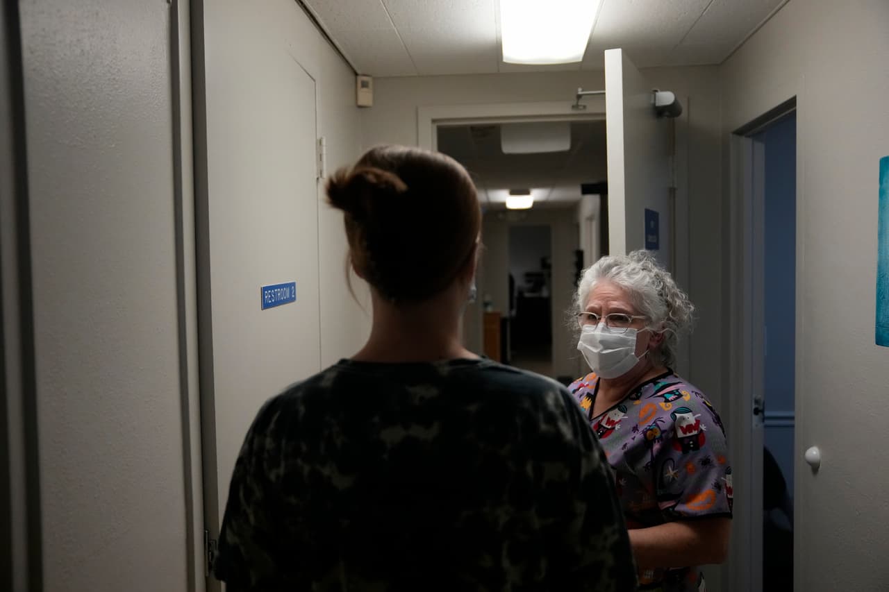 Una mujer de 25 años de Texarkana, Texas, a quien su esposo y su hijo de brazos esperaban afuera en su automóvil, es guiada por Stephannie Chaffee, trabajadora de un centro en Shreveport, Louisiana, el Hope Medical Group for Women, para que se reúna con un médico que le administren pastilla y orientación para un 
<a href="https://www.univision.com/temas/abortos">aborto</a> con medicamentos. Texas ha puesto en marcha la que se considera como 
<a href="https://www.univision.com/noticias/estados-unidos/corte-federal-permite-texas-siga-aplicando-ley-aborto-texas">la ley más restrictiva del país</a> en este tema.