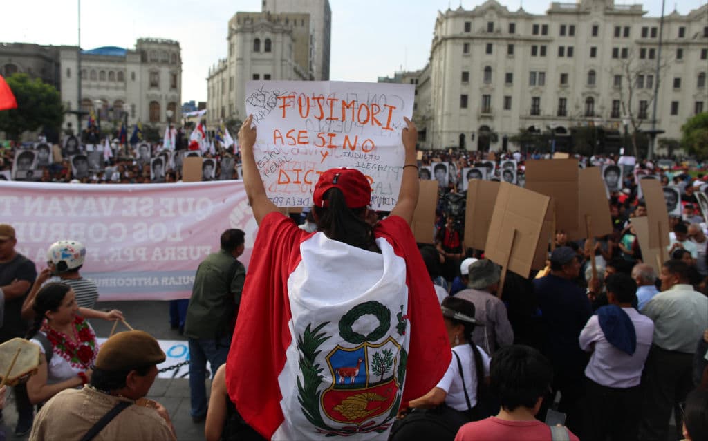 "Fujimori, asesino y ladrón. ¡No al indulto!", se leía en una de las pancartas que llevaban los manifestantes, muchos de ellos con banderas de Perú.