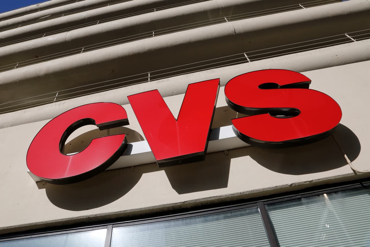 <b><a href="https://jobs.cvshealth.com/?prefilters=none&CloudSearchLocation=none&CloudSearchValue=none" target="_blank">CVS</a></b>: 
<br>La gran cadena de farmacias anunció que contratará a 50,000 empleados adicionales para satisfacer la demanda por la crisis del coronavirus y está otorgando bonos de $ 150 a $ 500 a los empleados que trabajan directamente con los pacientes. Los roles incluyen asociados de la tienda, conductores de entrega a domicilio, empleados del centro de distribución y profesionales de servicio al cliente.