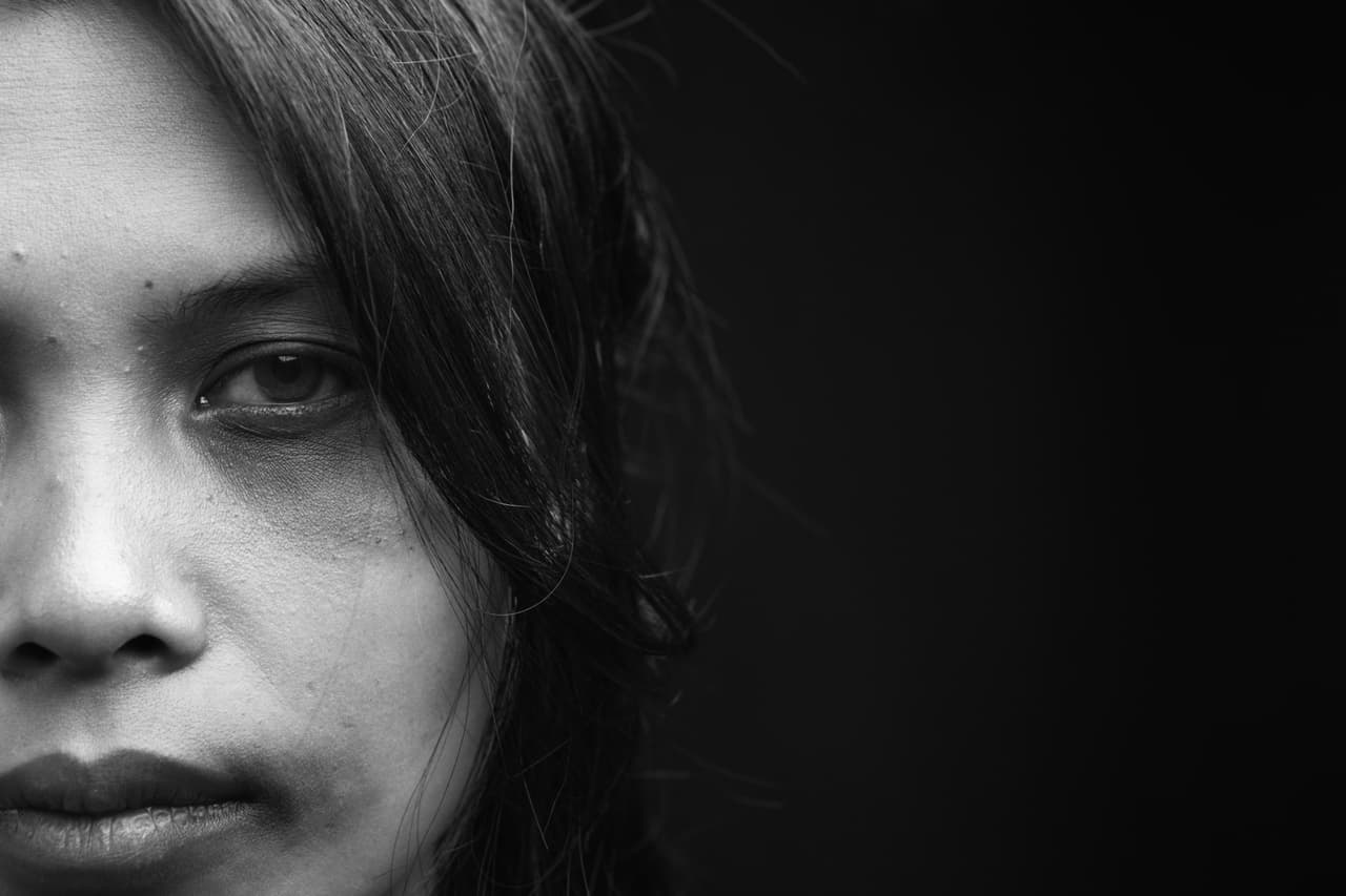 6. Protege a los tuyos. Los hijos e hijas, espectadores de la violencia y que la padecen en primera persona, no lo son de manera pasiva. La vivencia diaria de la violencia se instala en el psiquismo de los menores y jóvenes y provoca un sufrimiento con efectos negativos en su desarrollo evolutivo, efectos susceptibles de generar problemas conductuales y malestar en fases ulteriores.