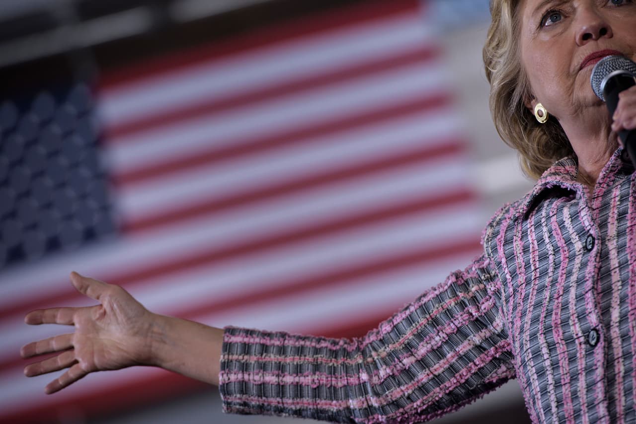 Clinton pide a Trump sus declaraciones de impuestos para demostrar "qué tan inteligente es en realidad"