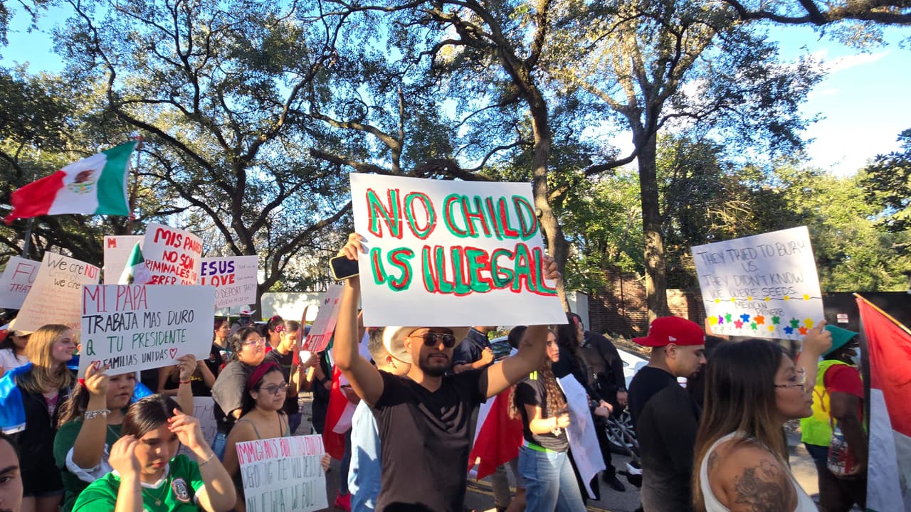 Migrantes protestan para pedir un alto al plan de deportaciones de Trump