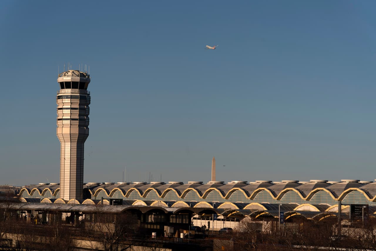 Los datos recopilados por la FAA muestran que los accidentes fueron mucho más frecuentes de lo que los viajeros y los expertos en aviación externos sabían en el Aeropuerto Nacional Reagan, que fue construido para manejar 15 millones de pasajeros al año, no los 25 millones que viajan a través de él anualmente.