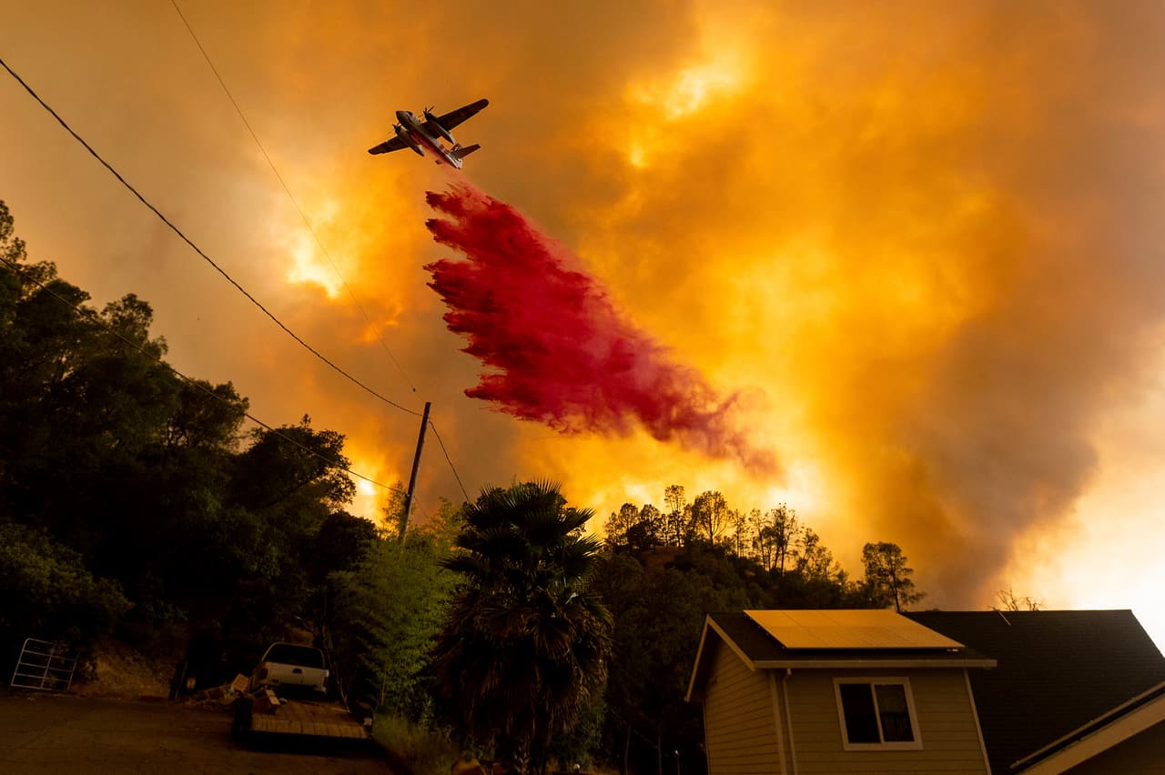 Las 
<a href="https://www.univision.com/local/san-francisco-kdtv/asi-se-vieron-las-postales-de-luz-que-dejo-la-sorpresiva-tormenta-electrica-en-el-area-de-la-bahia-fotos" target="_blank">tormentas eléctricas que azotaron el Área de la Bahía</a> durante el fin de semana generaron una situación complicada para las decenas de brigadas de bomberos que trabajan a marchas forzadas para sofocar las llamas.